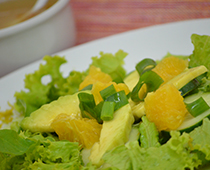 Salada de laranja, abacate e folhas verdes